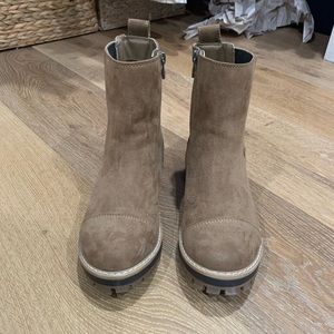 Size 7 Time and Tru Chelsea Boots